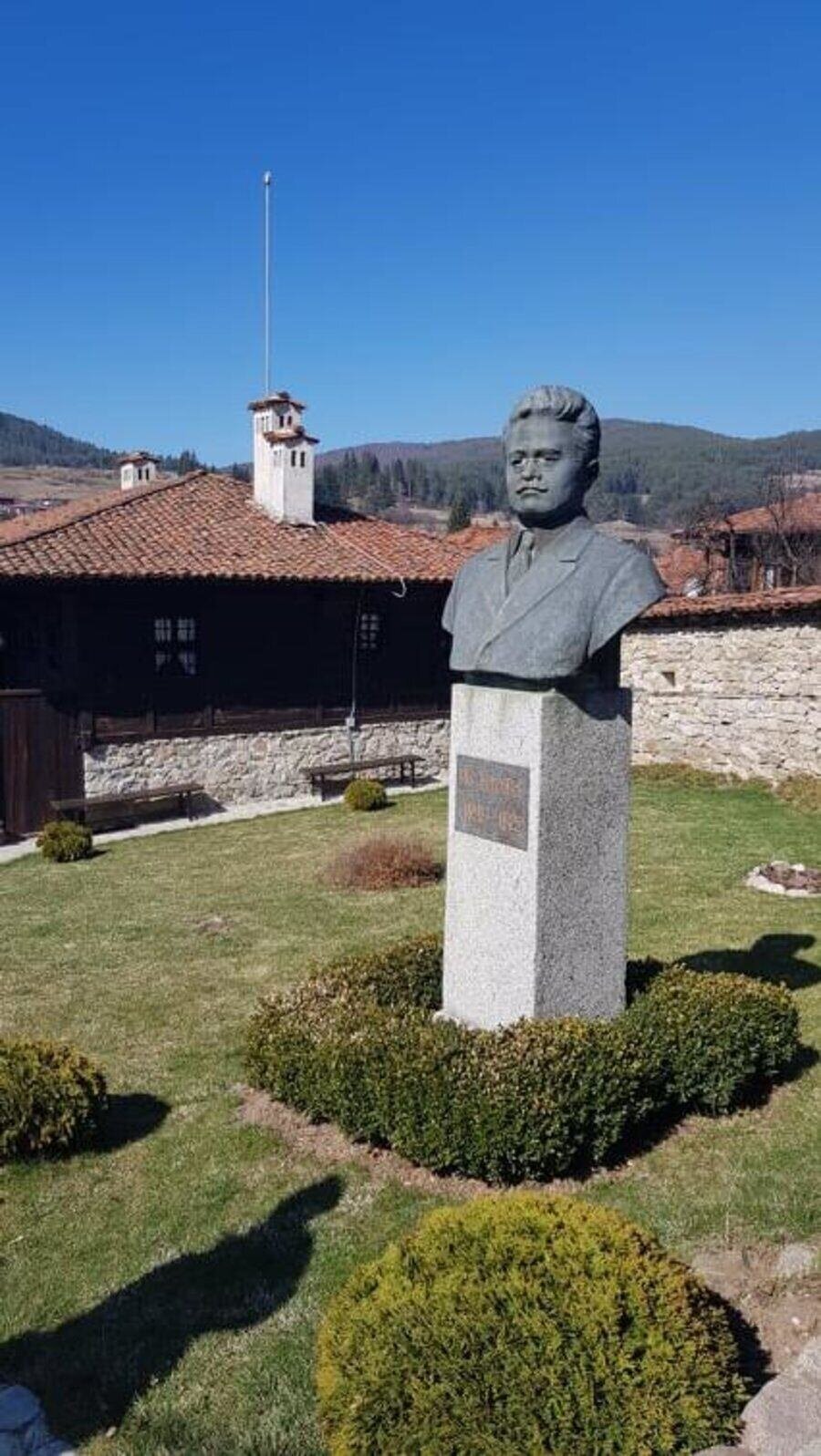 Бюст-паметник на Яко Доросиев - Копривщица