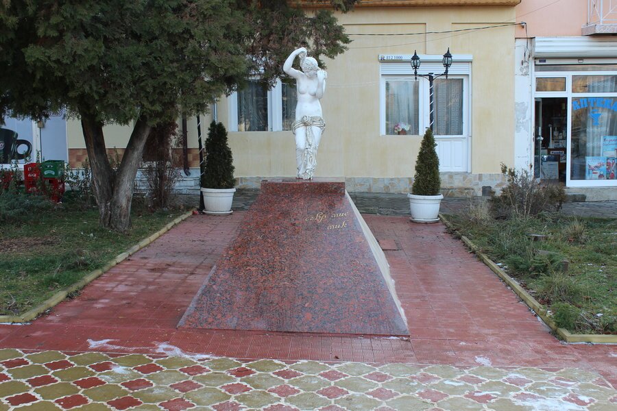 Статуя на момата - Земен