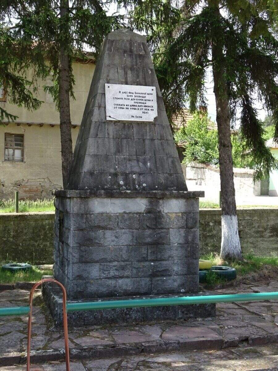 Руски паметник-костница - с.Петрич