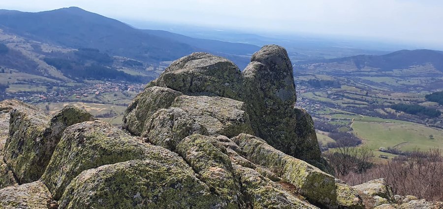 Мегалит "Слънчевата врата" - Розовец — снимка