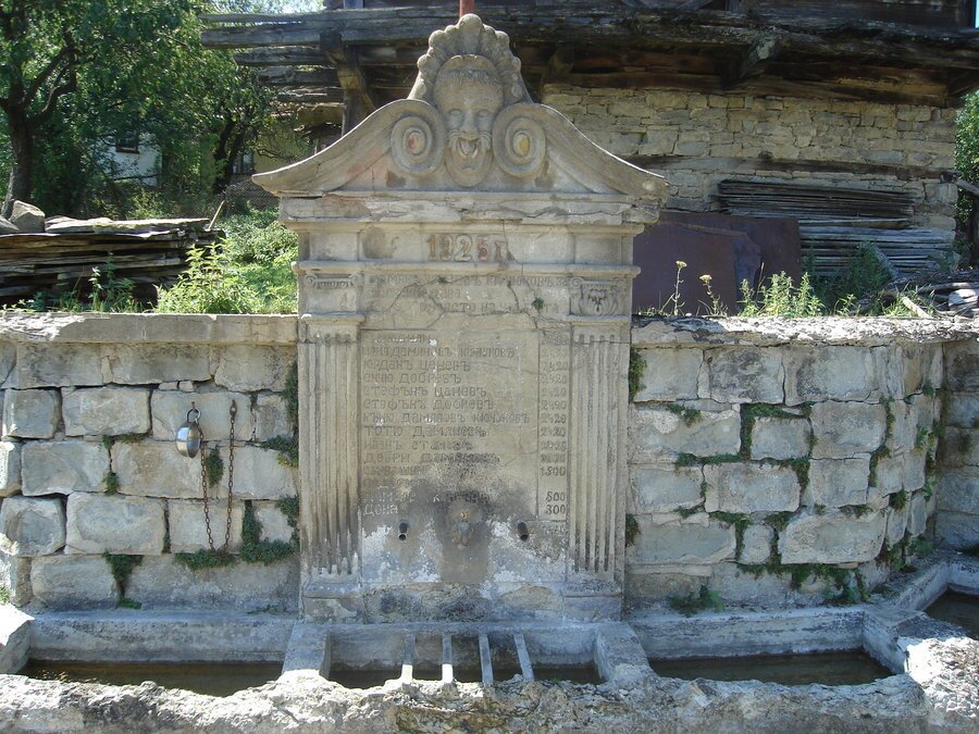 "Долната чешма" - Носеите