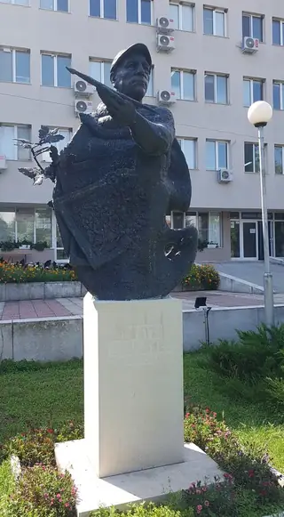 Паметник на Златю Бояджиев - Брезово — Брезово