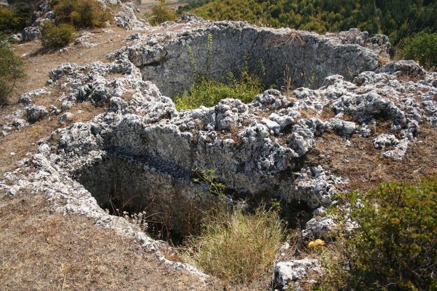 Скален некропол - Широко поле