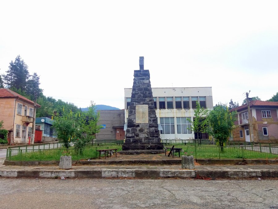 Паметник на загиналите в Априлското въстание - с.Кръвеник