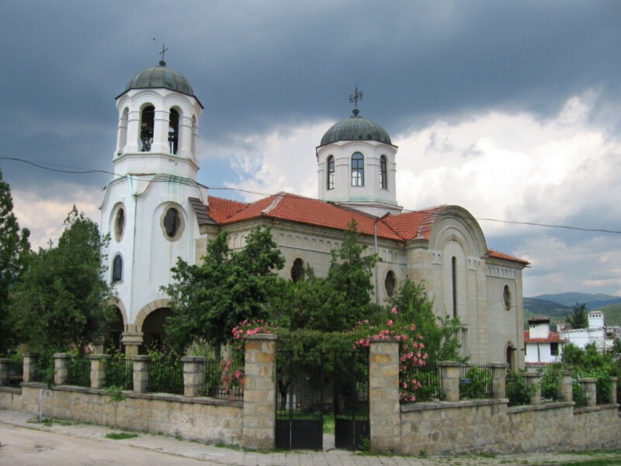 Църква "Св. Архангел Михаил" - Стрелча