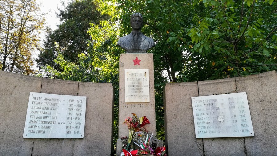Паметник-костница на Методи Шаторов