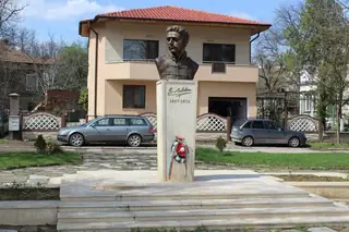 Паметник на Васил Левски - Мездра — Мездра