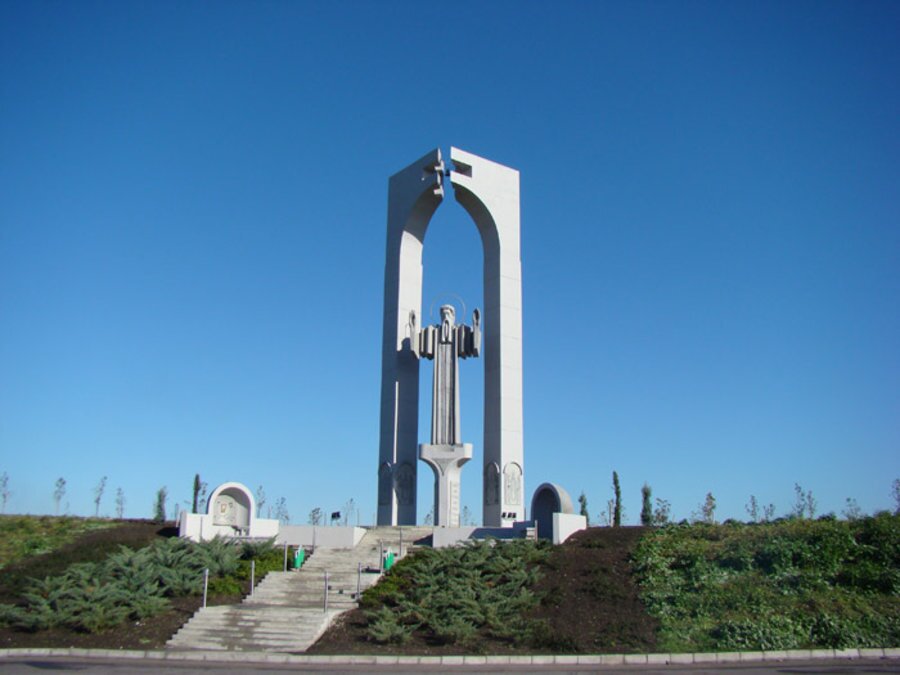 Паметникът на Свети Иван Рилски - Раднево — снимка