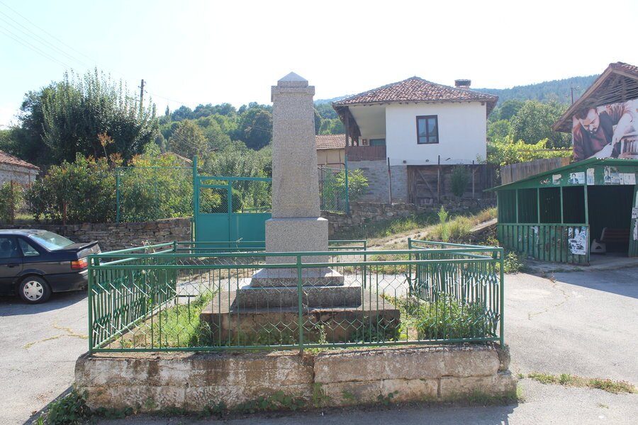 Паметник-костница на загиналите във войните - Светля