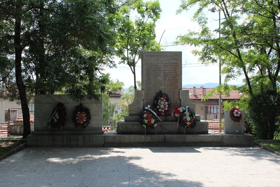 Паметник на загиналите във войните - Дупница