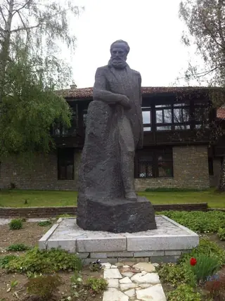 Паметник на Любен Каравелов - Копривщица — Копривщица