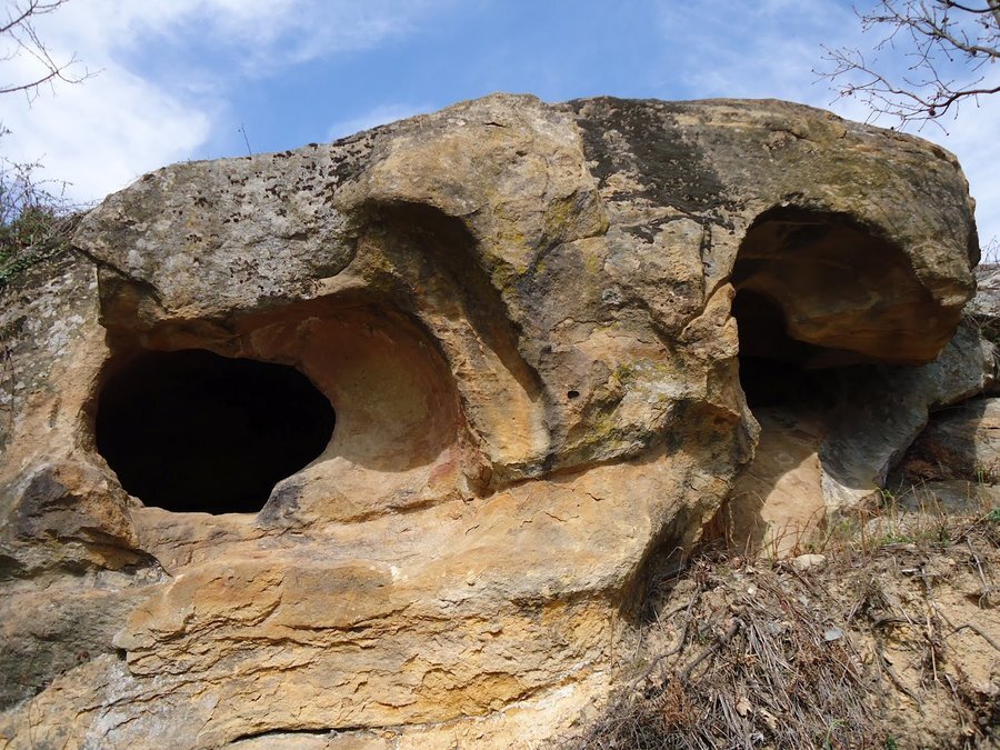 Тракийски скални гробници - Овчево
