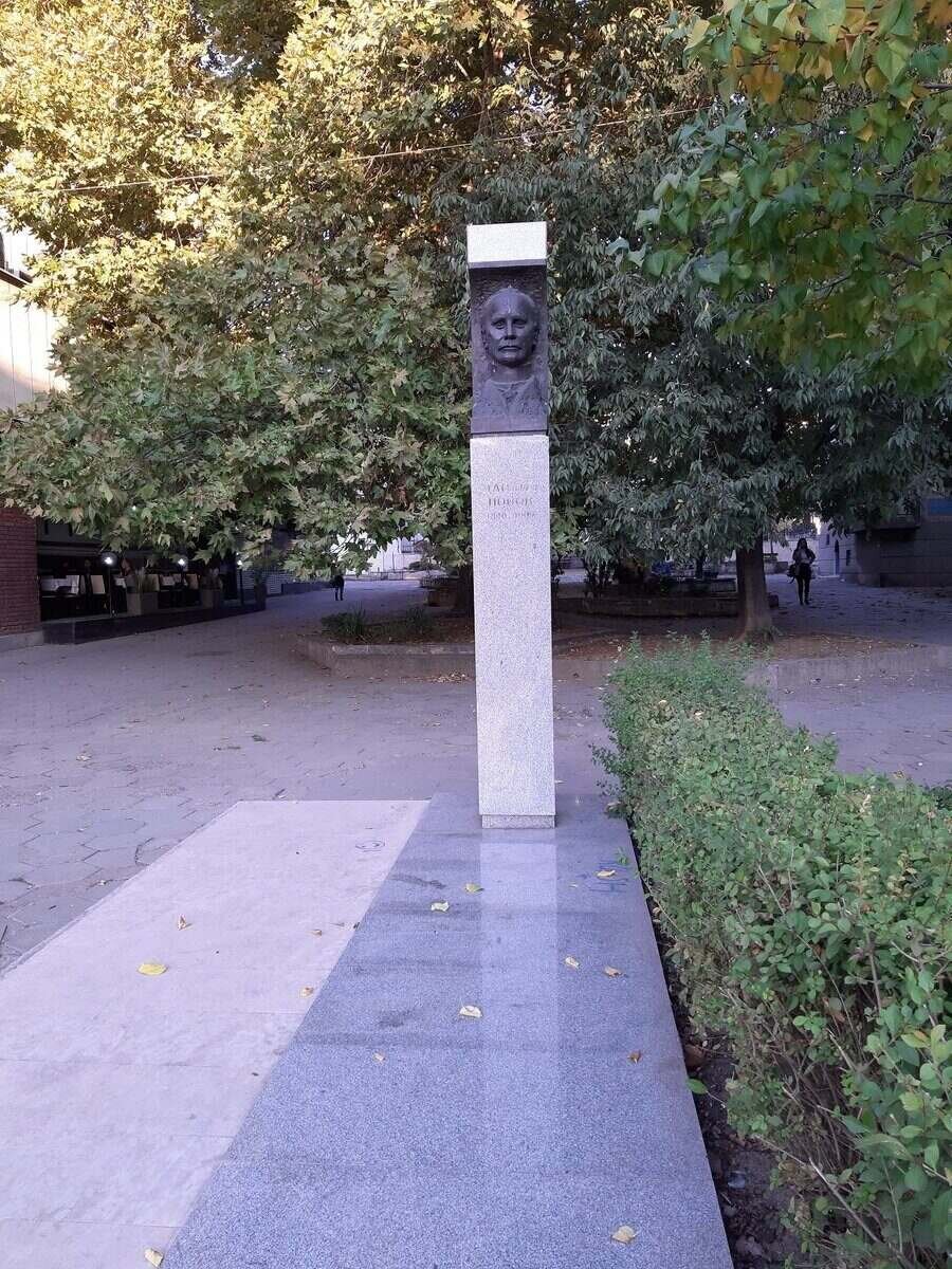 Паметник на Данаил Попов - Плевен