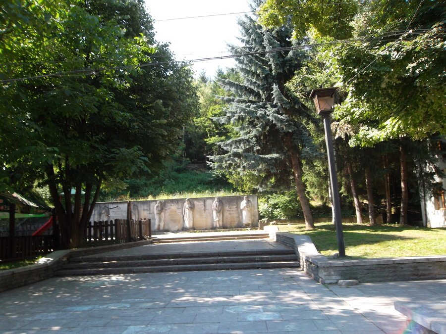 Паметник на възрожденците - Елена