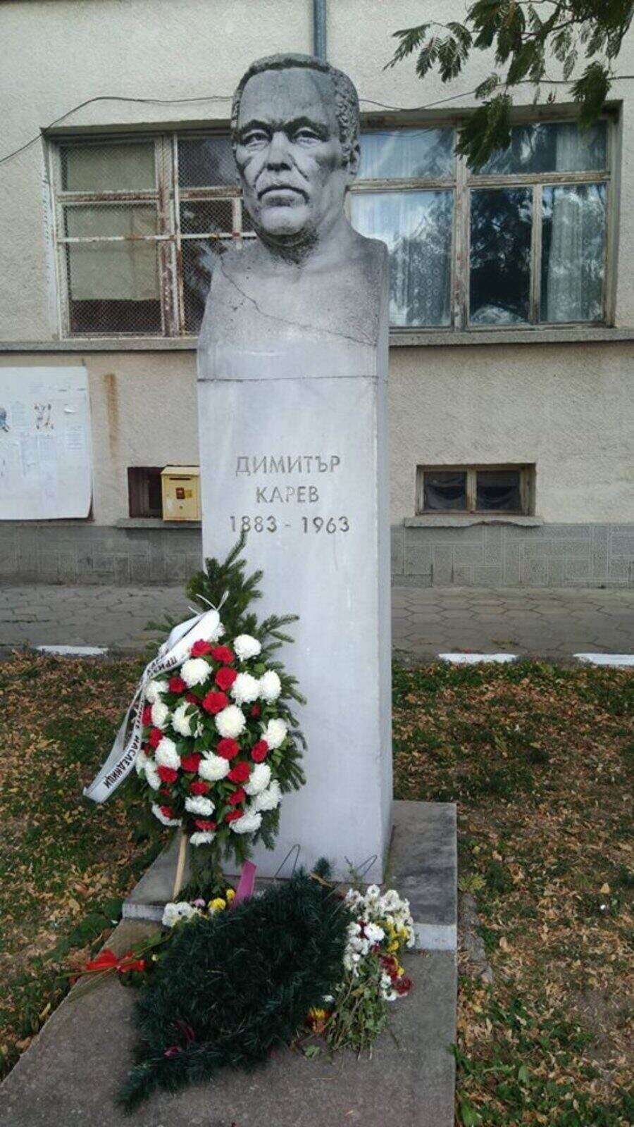 Бюст-паметник на Димитър Карев - с. Горно Ботево