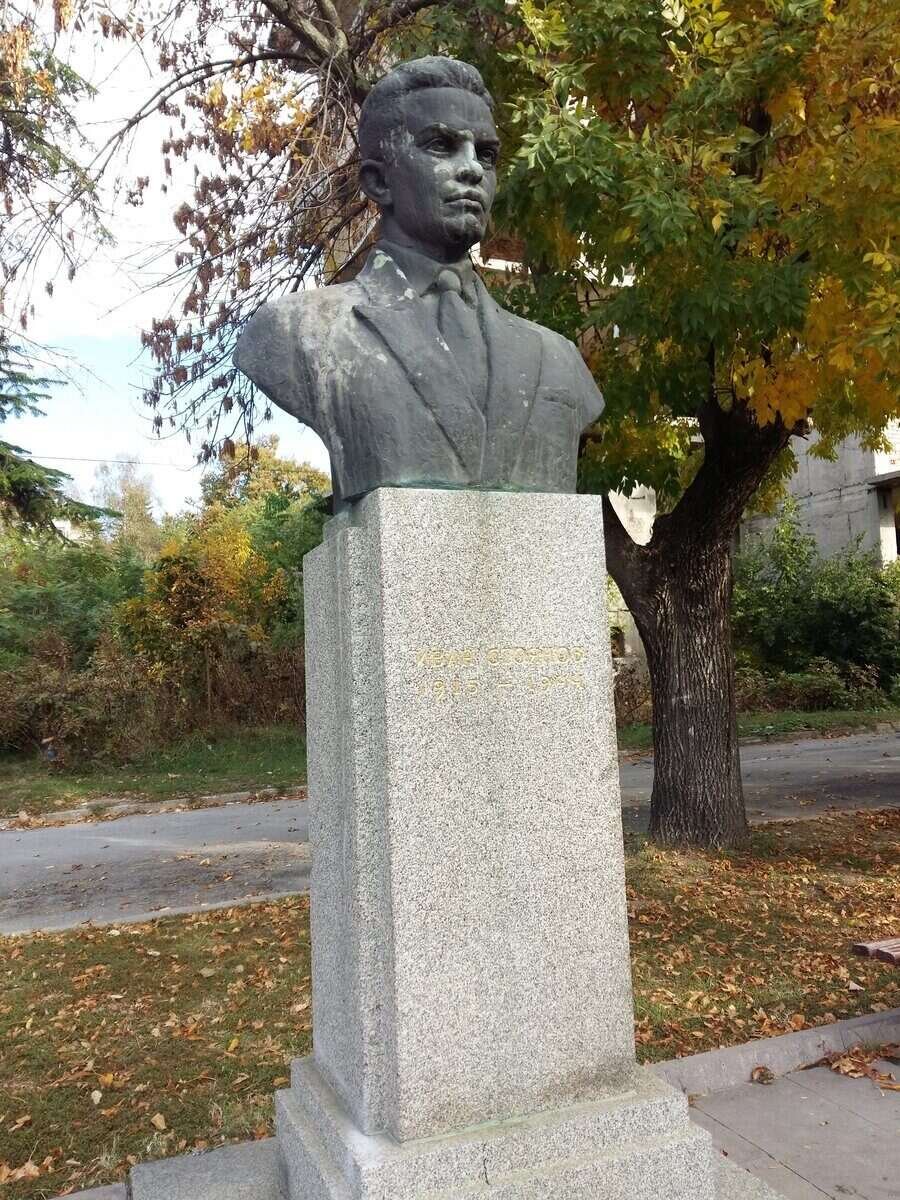 Паметник на Иван Стоянов - Попово