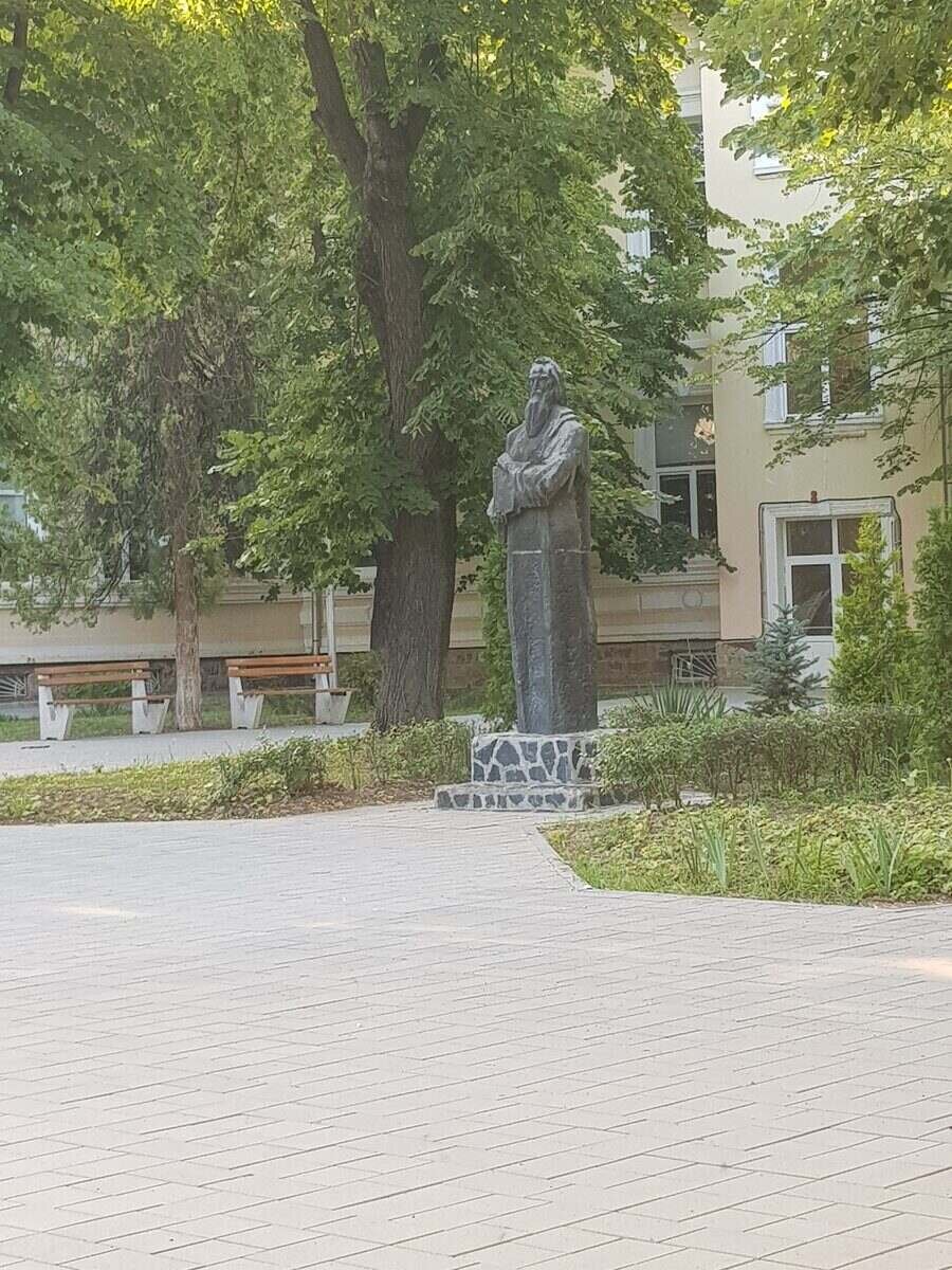 Паметник на "Св. Климент Охридски" - Ловеч