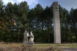 Мемориален паметник - Долна Диканя — Долна Диканя