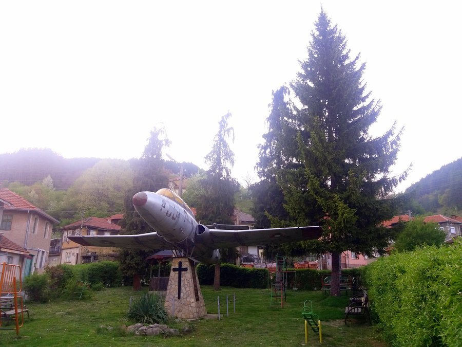 Авиационният паметник (самолет "Aero" модел L-29) - с.Шипково