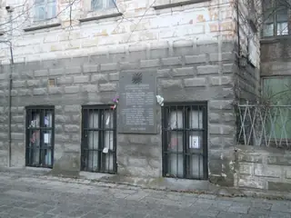 Паметна плоча на загиналите във войните жители на Батановци — Батановци