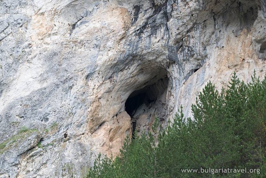 Харамийската пещера – Триград