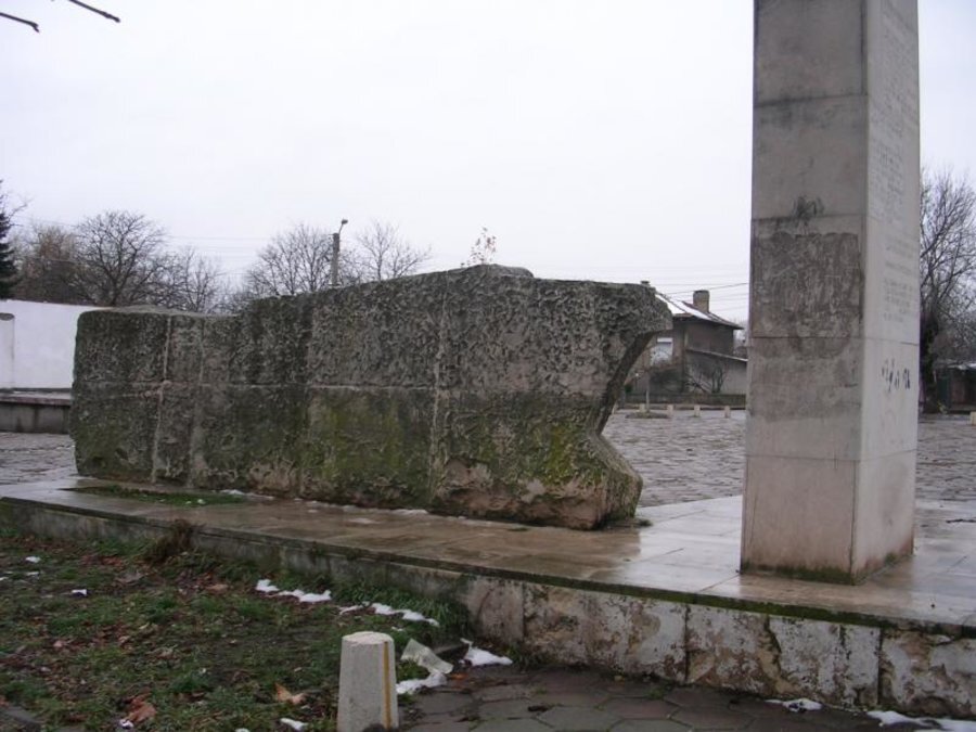 Военен паметник. Архитектурно-скулптурен ансамбъл - Ботунец