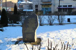 Паметна плоча на партизанската дивизия - Трън — Трън
