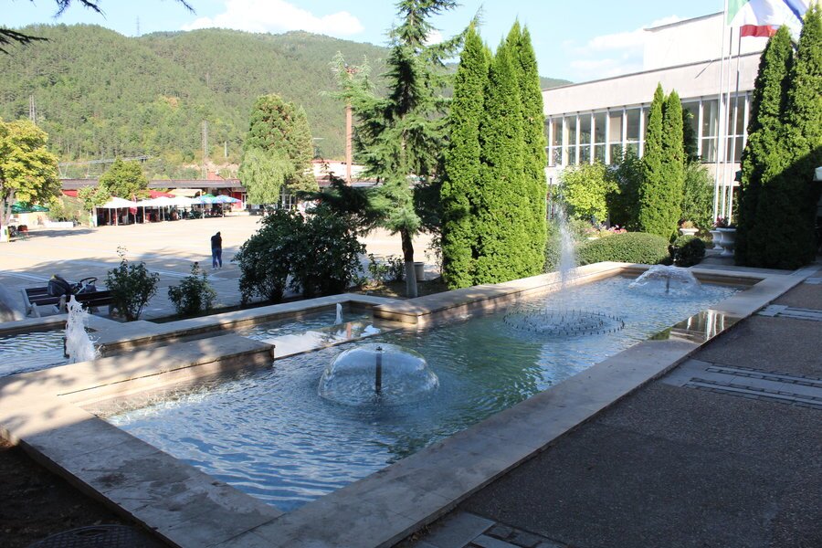 Фонтан на централен градски площад - Своге