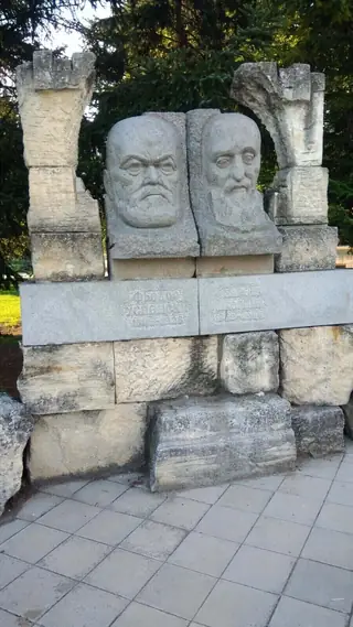Паметник на Фьодор Успенски и Карел Шкорпил - Плиска — Плиска