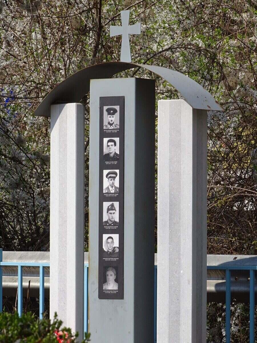 Паметна плоча на загиналите войници в мирно време - Своге