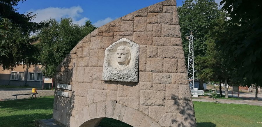 Паметник на Васил Неделев-Савата