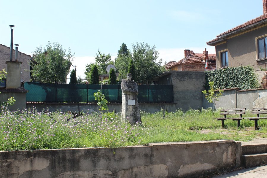 Паметник на Еремия Българов - Лом