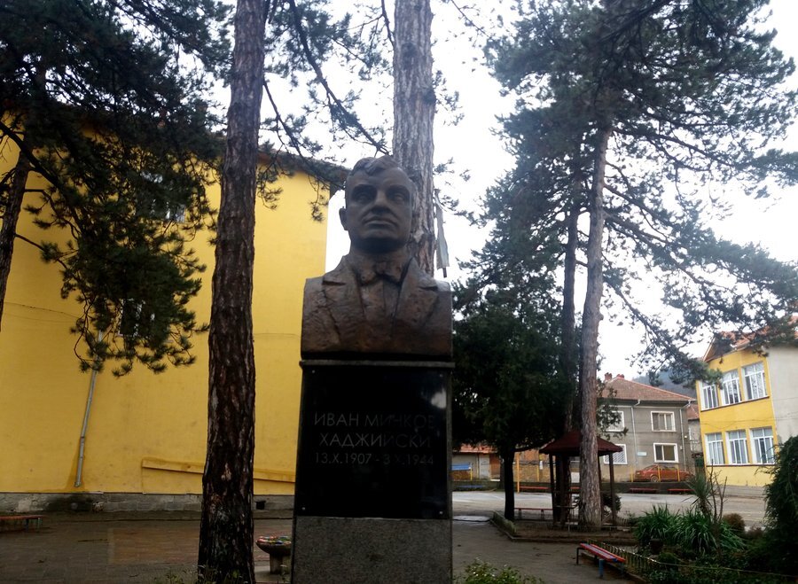 Бюст-паметник на Иван Хаджийски - Троян