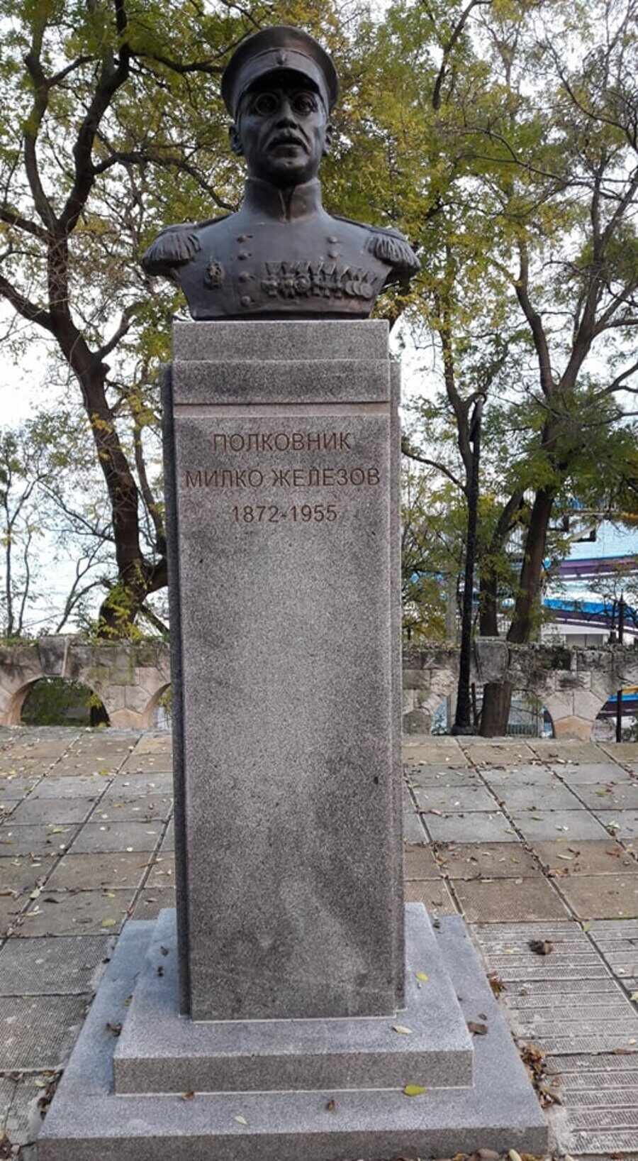 Паметник на полковник Милко Железов - Варна