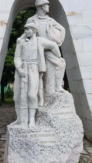 Паметник на Васил и Сава Кокарешкови - Белица — Белица