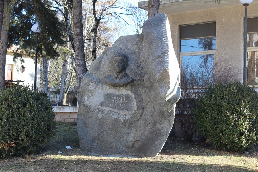 Паметник на Евстати Захариев - Брезник