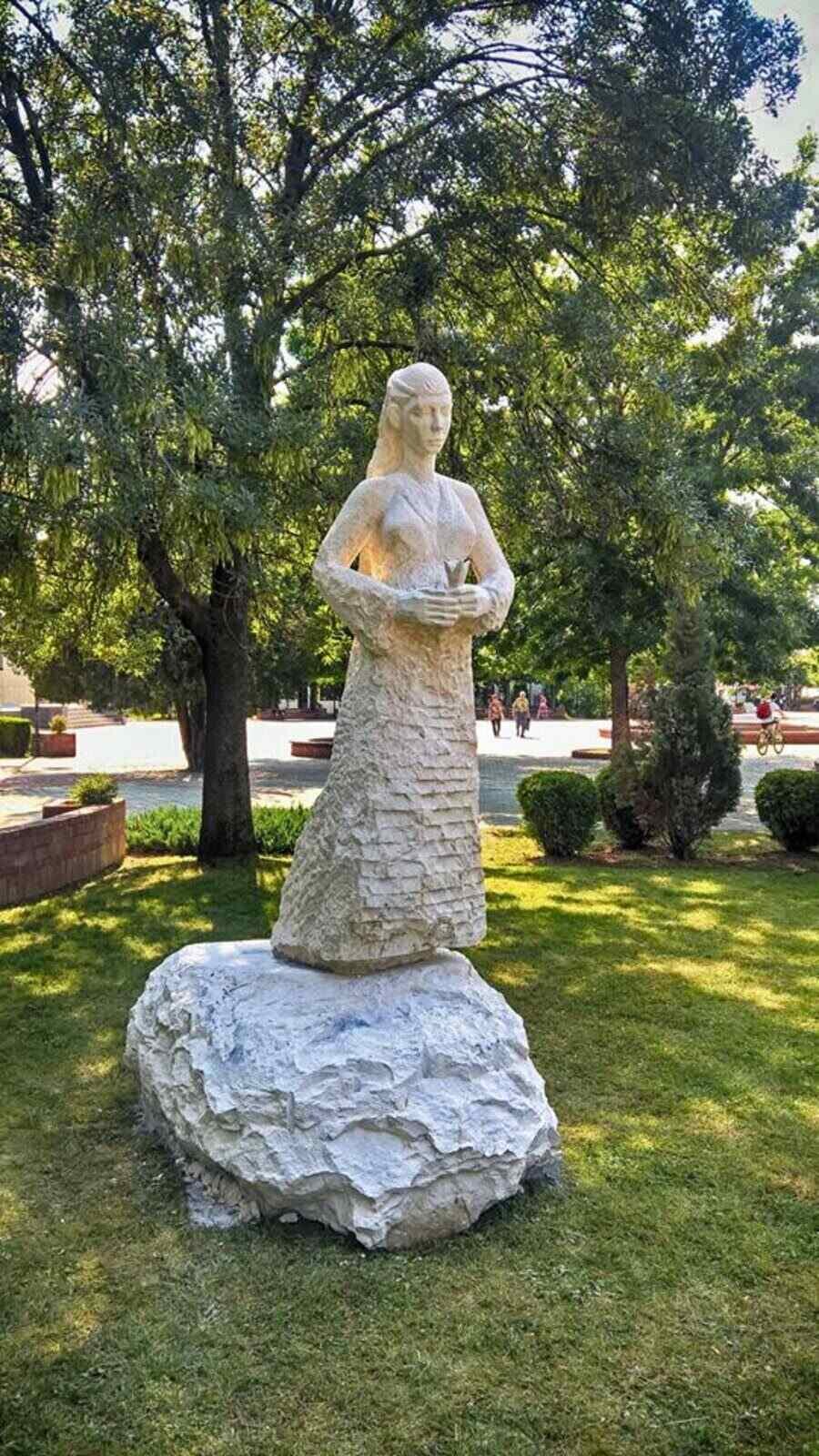 Каменна скулптура на Родопчанка - Севлиево