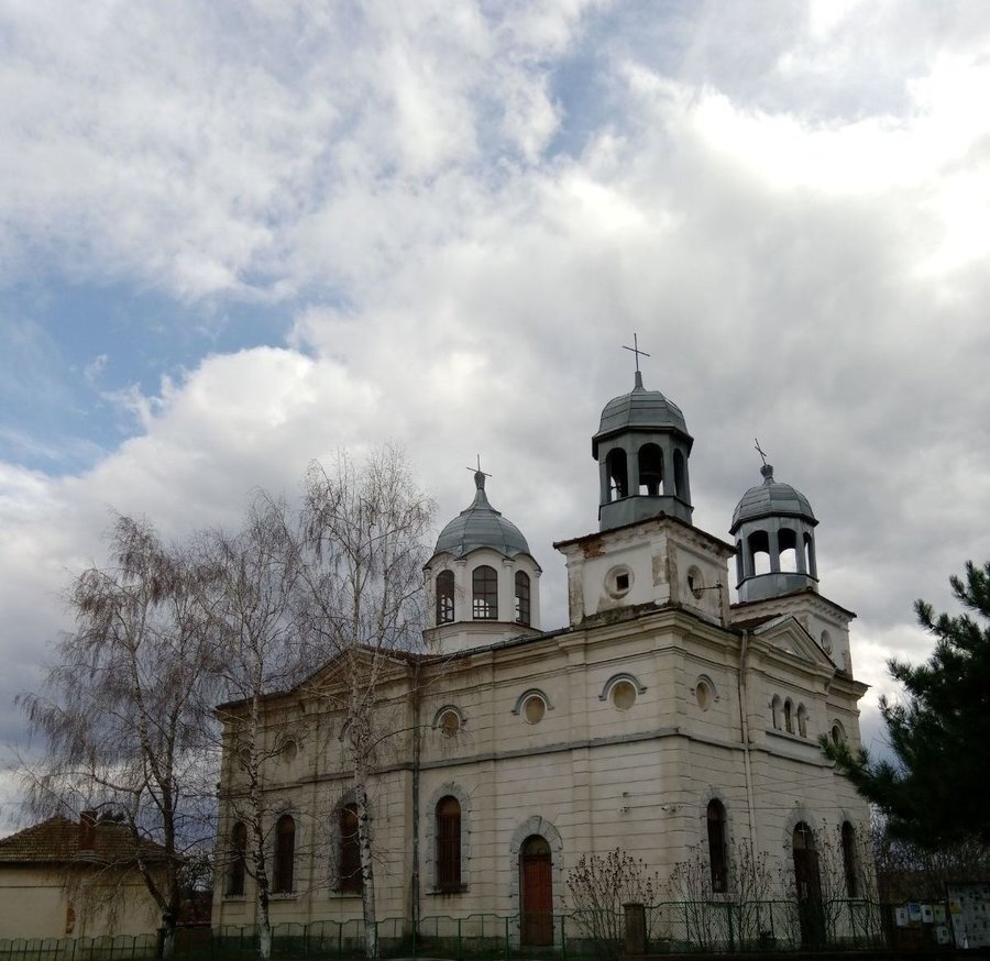 Църква "Свети Димитър и Свети Архангел Михаил" - с.Садовец