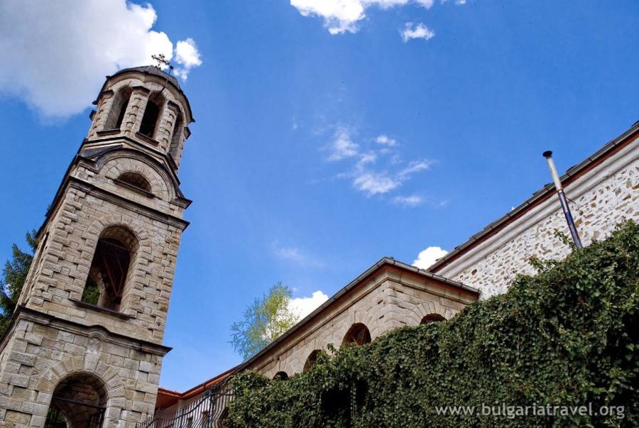 Църква "Св. Св. Константин и Елена" - Момчиловци