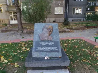 Паметник на Ангел Балевски - Троян — Троян