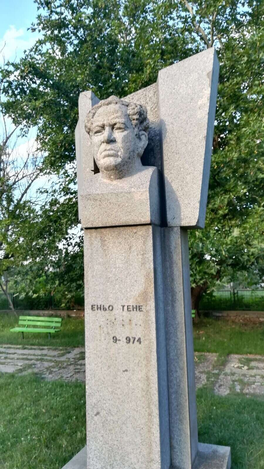 Паметник на Еньо Тенев-Карата