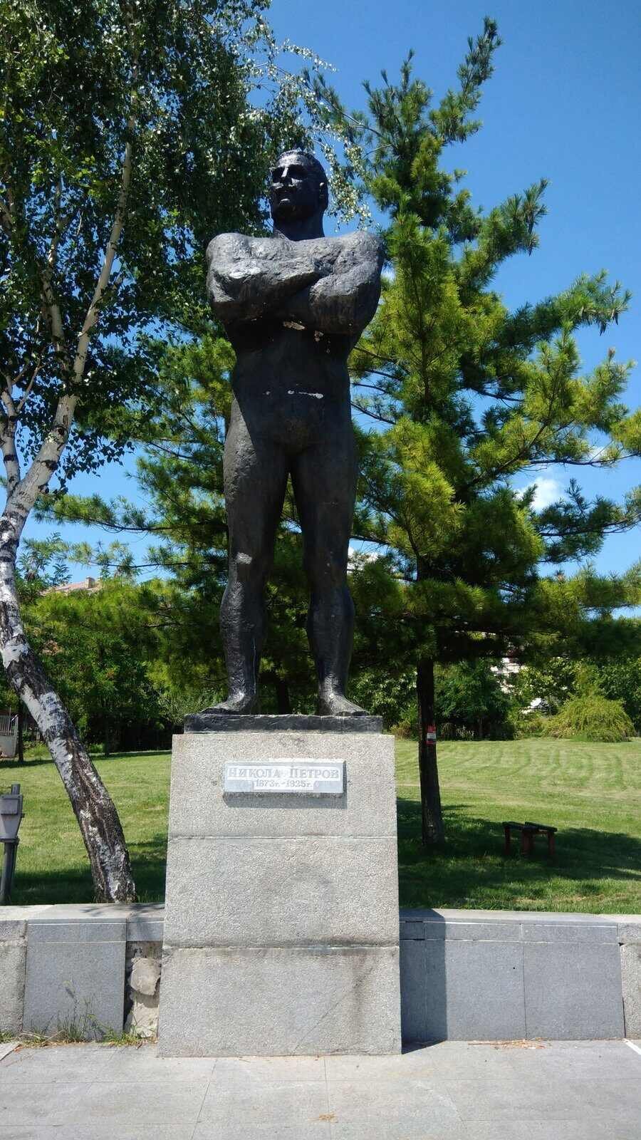 Паметник на Никола Петров - Горна Оряховица