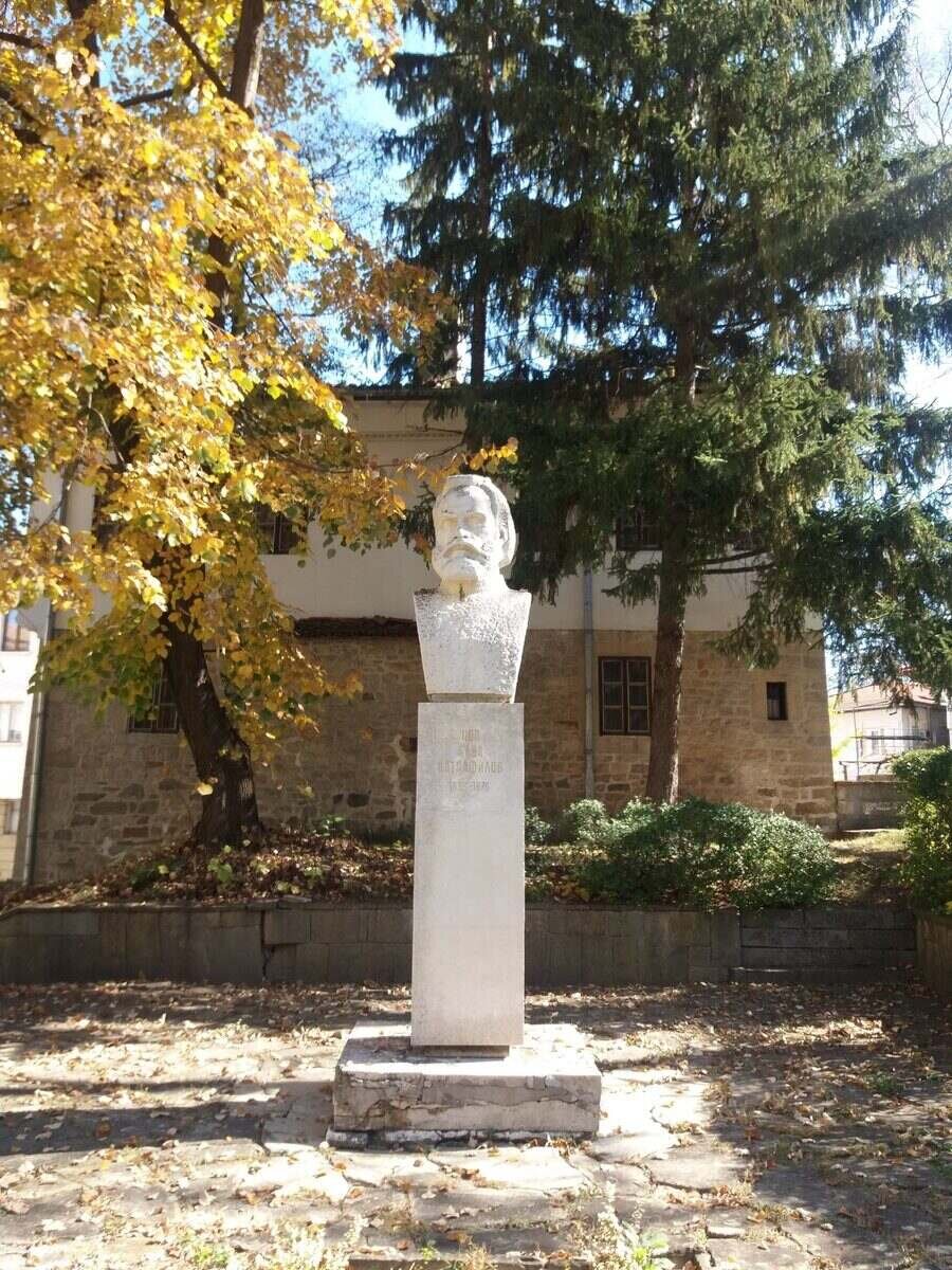 Бюст-паметник на Сава Катрафилов - Елена