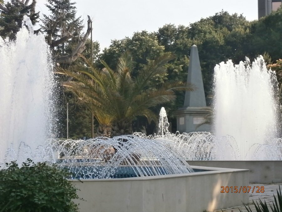 Фонтан пред Община Варна