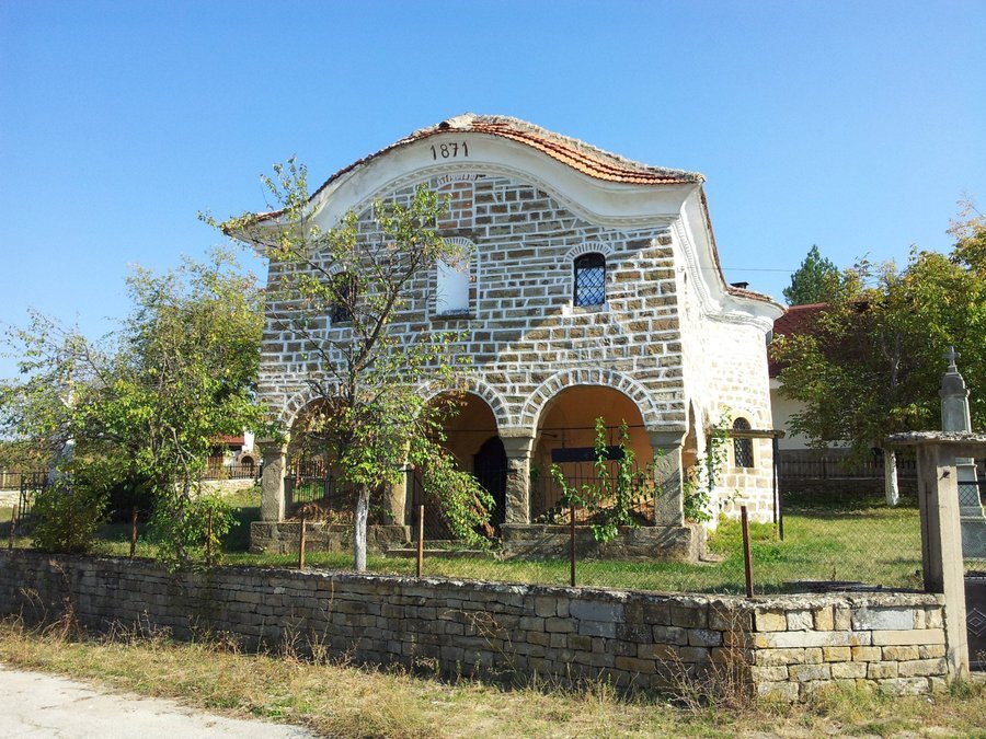 Църква "Въведение Богородично" - с.Маноя