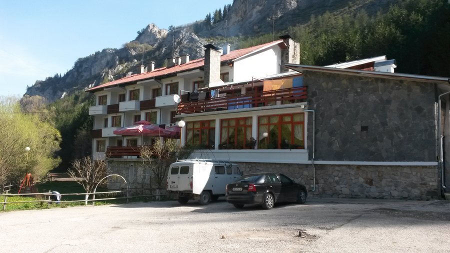 Хижа "Триградски скали"