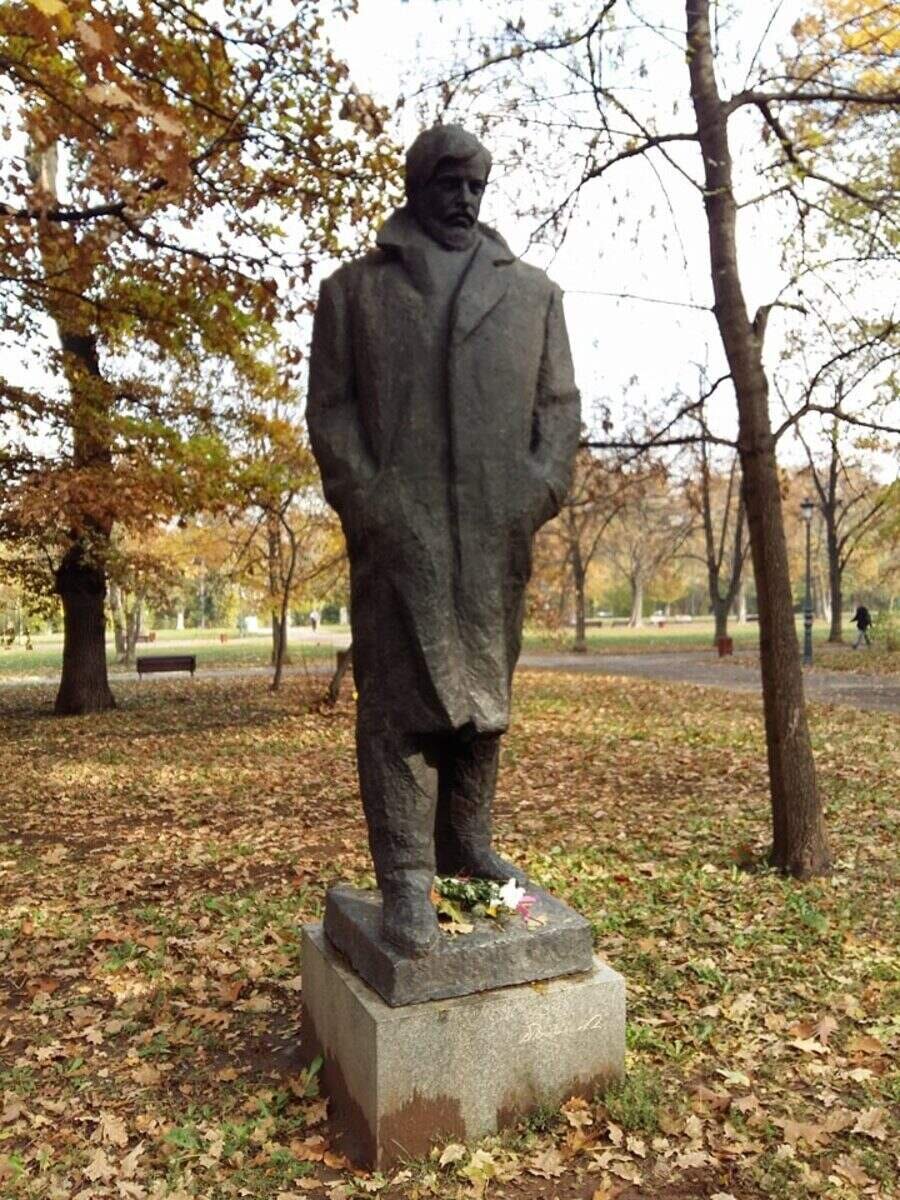 Паметник на Димчо Дебелянов - София