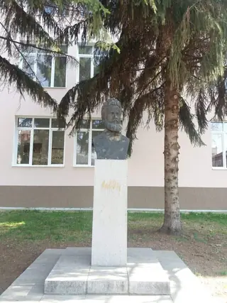 Бюст-паметник на Христо Ботев - Севлиево — Севлиево