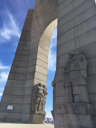 Паметник "Арка на свободата" — Бели Осъм