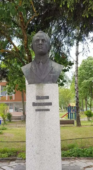 Бюст-паметник на Георги Караджов - с. Долно Драглище — Долно Драглище